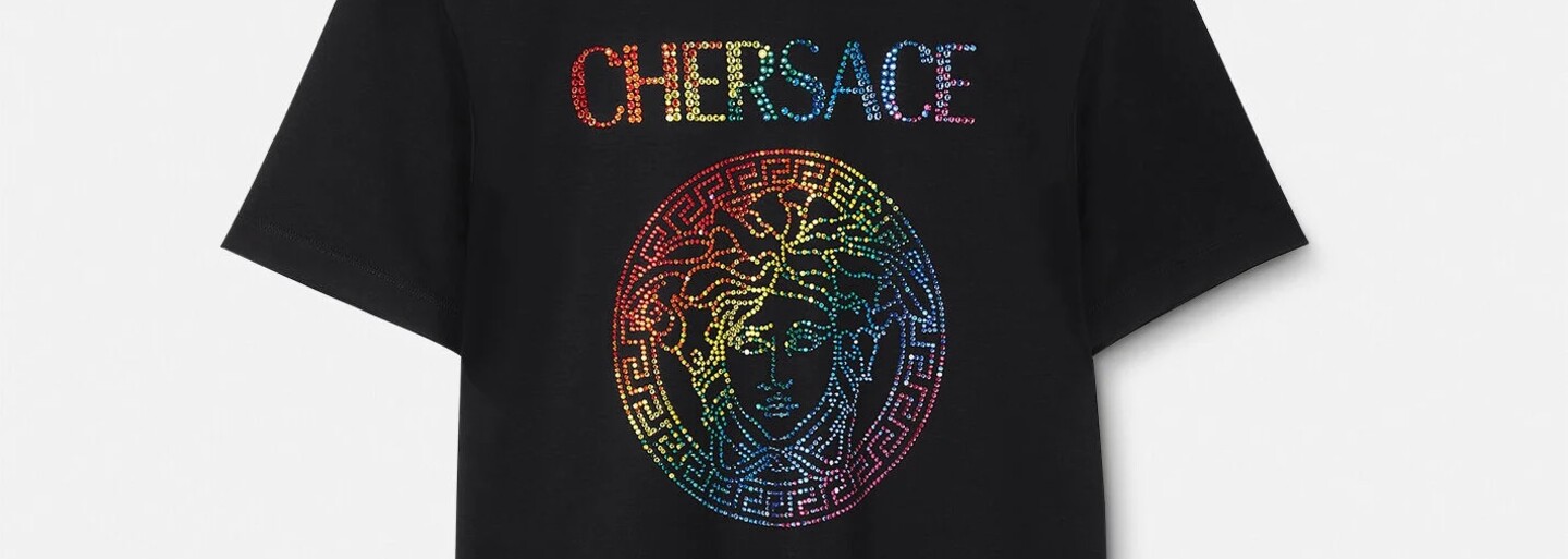 Versace spojilo síly se zpěvačkou Cher a výsledkem je kolekce, která slaví LGBT+ komunitu. Tričko stojí více než 70 000 Kč