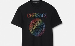 Versace spojilo sily so speváčkou Cher a výsledkom je kolekcia, ktorá oslavuje LGBT+ komunitu. Tričko stojí viac ako 3 000 eur 