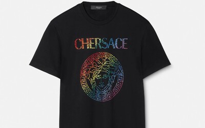 Versace spojilo sily so speváčkou Cher a výsledkom je kolekcia, ktorá oslavuje LGBT+ komunitu. Tričko stojí viac ako 3 000 eur   