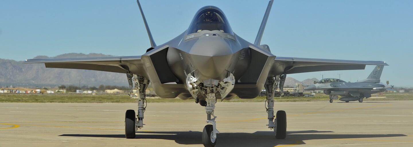 Vertikálne pristávanie, neviditeľnosť či elektronický útok. Stíhačka F-35 Lightning II a jej vojenské technológie