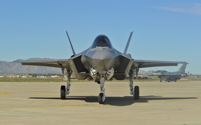 Vertikálne pristávanie, neviditeľnosť či elektronický útok. Stíhačka F-35 Lightning II a jej vojenské technológie Vertikálne pristávanie, neviditeľnosť či elektronický útok. Stíhačka F-35 Lightning II a jej vojenské technológie