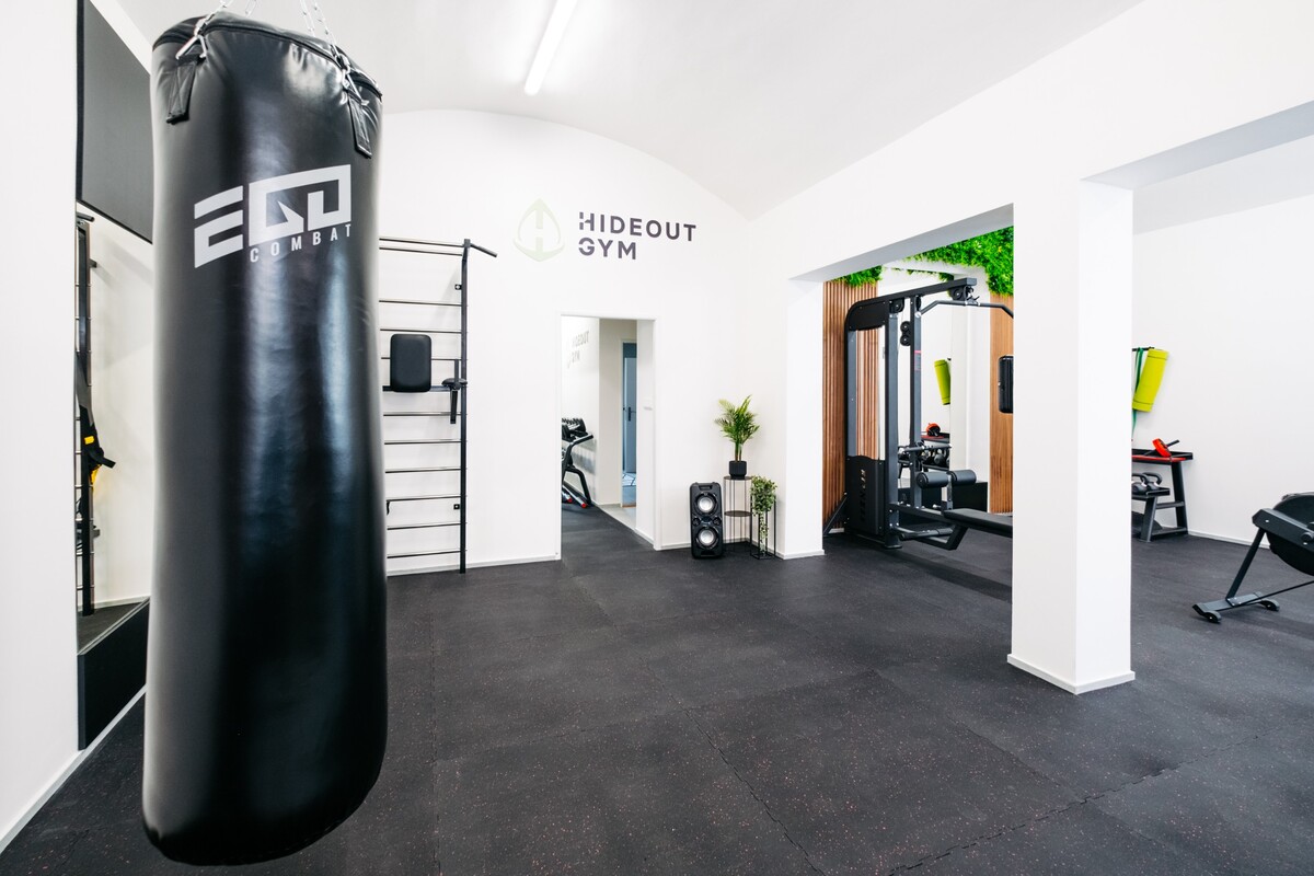 HIDEOUT Gym, fitness centrum, fitko, cvičení, posilování
