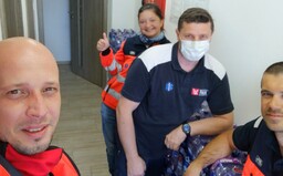 Viac ako 150 záchranárov dostalo pitný režim na boj s koronavírusom. V špeciálnych oblekoch sa vysoké teploty nezvládajú ľahko