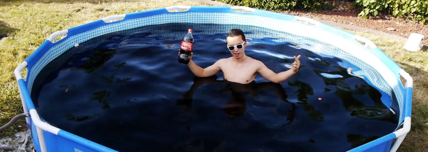 Viac než 5000 litrov Coca-Coly v bazéne. Pokožka je z nej vraj jemnejšia a vyskúšal si ju aj drahý dron