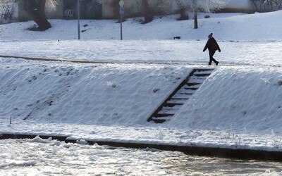 Viaceré miesta Slovenska dnes ráno čelia teplotám až –18 stupňov Celzia. Takýto mráz môže poškodiť zdravie, varuje SHMÚ