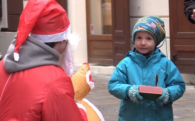 Vianoce sú o rozdávaní. Exploited preto v Bratislave obdaroval okoloidúcich drobnosťami, ktoré im vyčarili úsmevy na tvárach Vianoce sú o rozdávaní. Exploited preto v Bratislave obdaroval okoloidúcich drobnosťami, ktoré im vyčarili úsmevy na tvárach