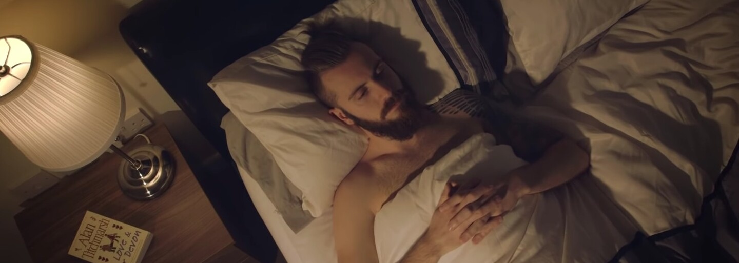 Vianočná reklama ešte z roku 2014 je smutnejšia ako tie dnešné. Filmár ju natočil za 60 € a ľudia chcú, aby tvoril pre veľké firmy