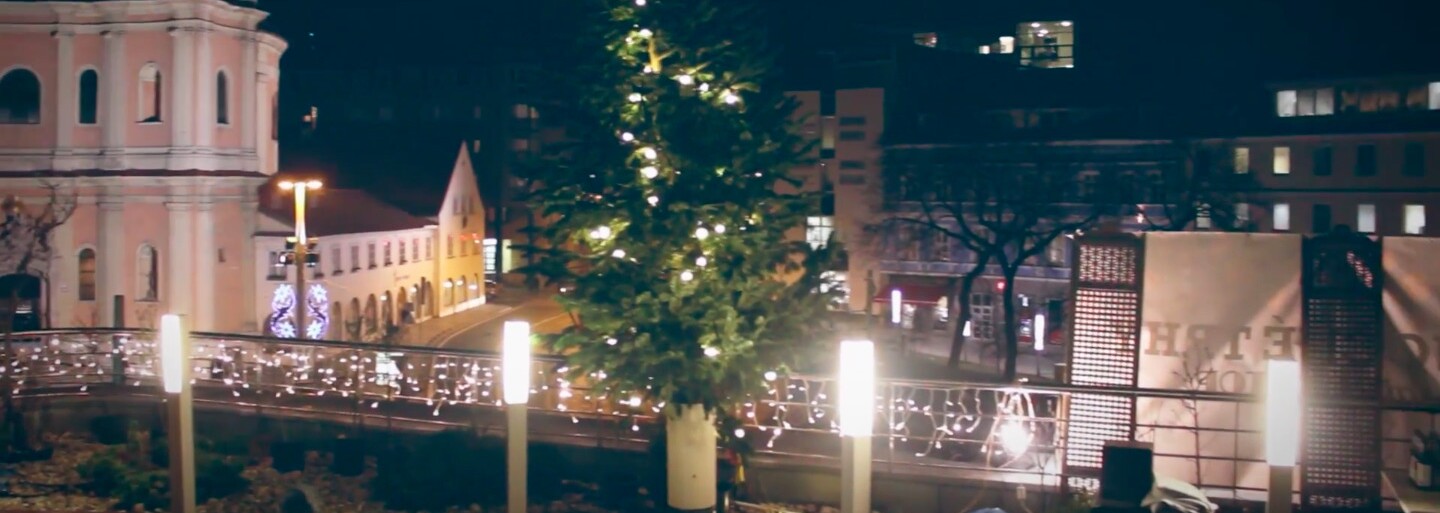 Vianočné trhy plné dobrôt ukryté na streche s výhľadom na celú Bratislavu. Toto musíš skúsiť! (Video)