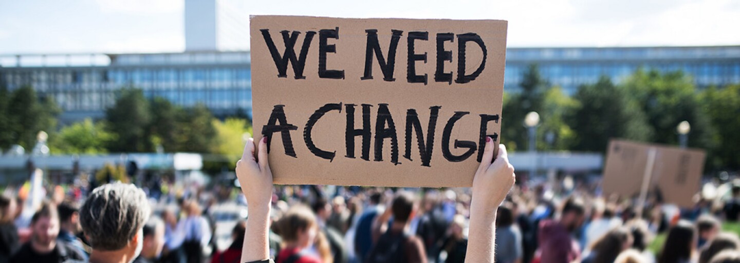 Více než polovina mladých lidí si myslí, že lidstvo je kvůli klimatické krizi „odsouzeno k záhubě“