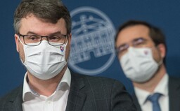 Vicepremiér Holý má výnimku od Mikasa. Do Británie pravidelne cestuje za rodinou, vrátiť sa môže bez karantény a testu