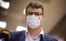 Vicepremiér Štefan Holý ako kriticky dôležitý pendler nechodí do britskej karantény, teraz mal znovu pozitívny test