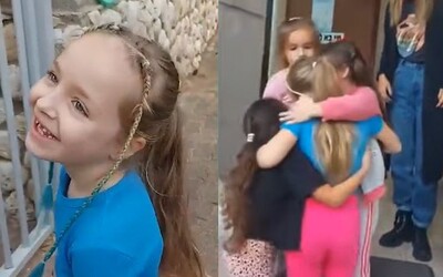 VIDEO: 5-ročná Emilia sa po prepustení zo zajatia v Gaze vrátila do škôlky. Vítali ju so slzami v očiach