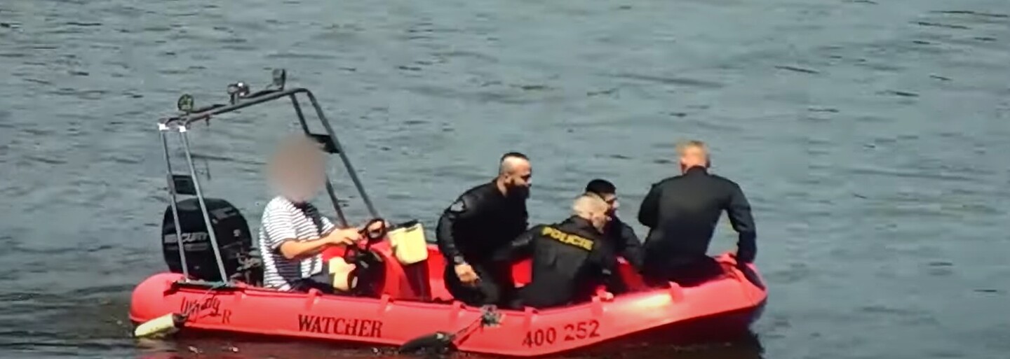 VIDEO: Agresivní výtržník se snažil policii uplavat ve Vltavě, s jeho dopadením pomáhali i muži v člunu a na šlapadle