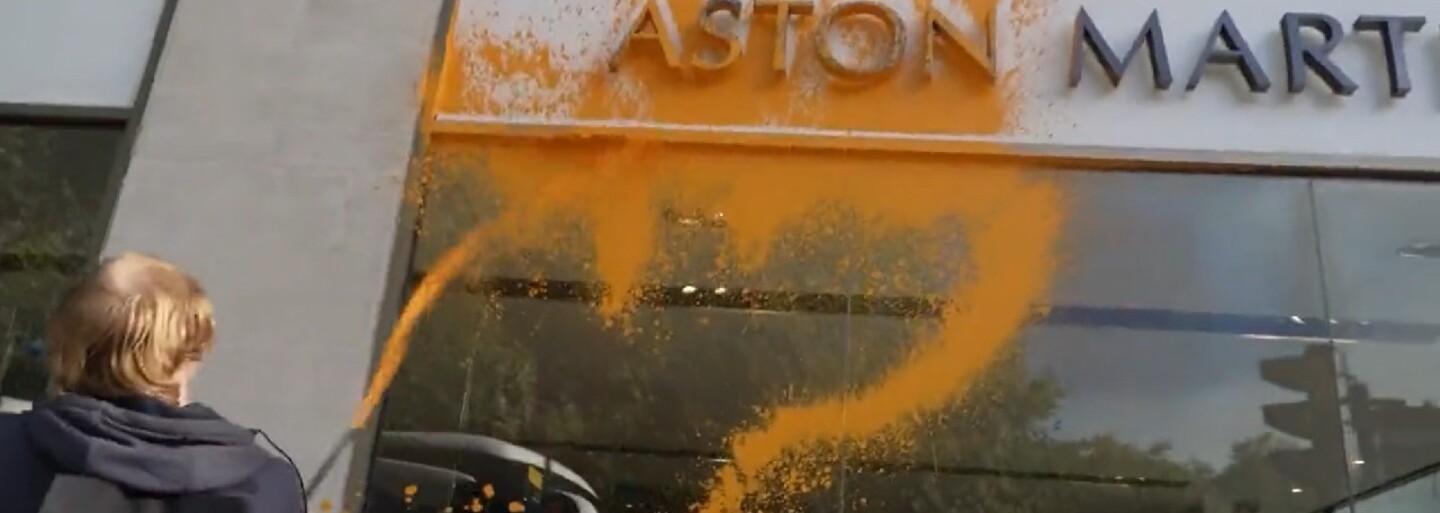 VIDEO: Aktivisté nasprejovali barvu na showroom Aston Martin. To není svoboda projevu, ale vandalismus, řekla ministryně