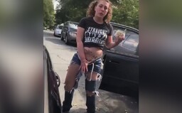 VIDEO: Američanka s vytetovanou svastikou vykrikovala po Afroameričanoch rasistické heslá