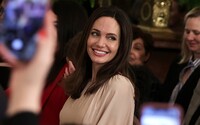 VIDEO: Angelina Jolie musela ve Lvově utíkat do krytu. V ukrajinském městě se rozezněly sirény