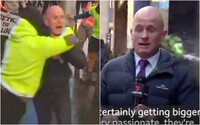 VIDEO: Antivaxeri poliali novinára počas živého vstupu močom. V Melbourne sú protesty už tretí deň