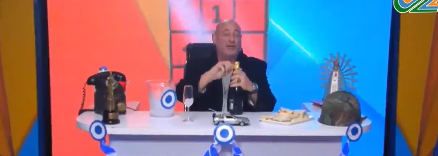 VIDEO: Argentinský moderátor ohlásil úmrtí královny Alžběty II. potleskem a šampaňským ve studiu