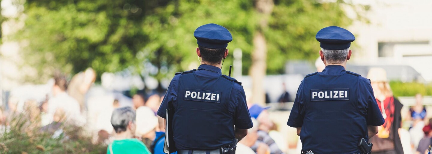 VIDEO: Berlín se během silvestra změnil ve „válečnou zónu“. Agresoři pálili pyrotechniku na hasiče i policisty