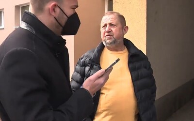 VIDEO: „Bezrúškovec“ Harabin s reportérom zavolali na políciu. Kým prišla hliadka, bývalý sudca sa skryl v byte