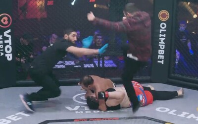 VIDEO: Bizarní MMA duel muže se ženou v Rusku přerušil rozzuřený divák. Chtěl pomoci prohrávající přítelkyni 