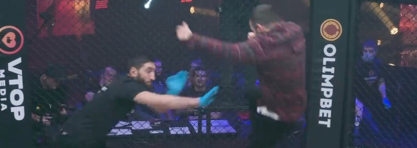 VIDEO: Bizarní MMA duel muže se ženou v Rusku přerušil rozzuřený divák. Chtěl pomoci prohrávající přítelkyni