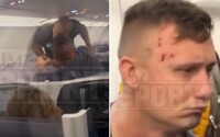 VIDEO: Boxer Mike Tyson zbil cestujúceho v lietadle, ktorý ho vraj obťažoval. Muž odchádzal z potýčky zakrvavený