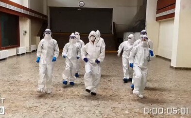 VIDEO: Bratislavskí zdravotníci si počas skríningu nacvičili chytľavý tanček, ktorý je hitom sociálnych sietí VIDEO: Bratislavskí zdravotníci si počas skríningu nacvičili chytľavý tanček, ktorý je hitom sociálnych sietí