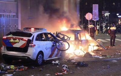 VIDEO: Chaos, streľba a policajné auto v plameňoch. Na proteste antivaxerov v Holandsku dvoch ľudí zasiahla guľka