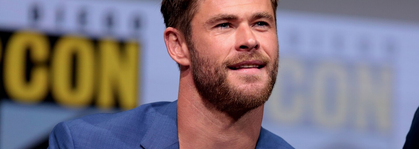VIDEO: Chris Hemsworth navštívil Karlovy Vary. Se synem si zahrál na speciální zvonkohru