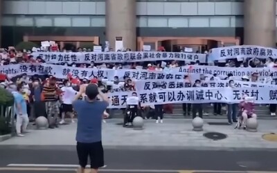 VIDEO: Čína násilně potlačila masový protest bankovních klientů požadujících zpět své celoživotní úspory