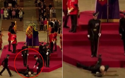 VIDEO: Člen kráľovskej stráže odpadol vedľa rakvy Alžbety II. Ľudia žartujú, že to spôsobil kráľovnej poltergeist