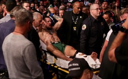 VIDEO: Conor McGregor si zlomil kotník, klec opouštěl na nosítkách