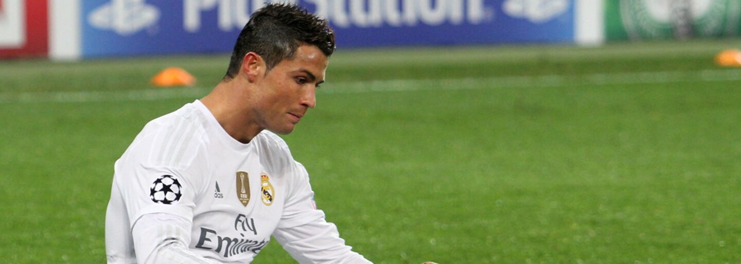 VIDEO: Cristiano Ronaldo zřejmě nenávidí Coca-Colu. Slazený nápoj odložil pryč a vyzvedl čistou vodu