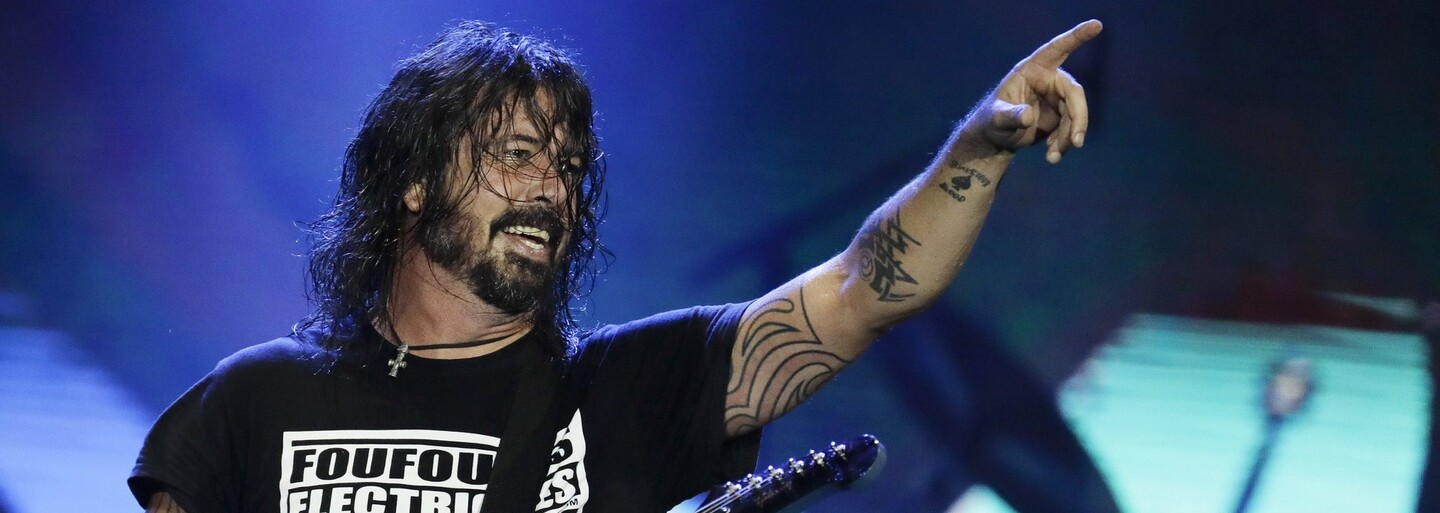 VIDEO: Dave Grohl posadnutý démonom sa snaží zabiť svojich spoluhráčov z kapely. Film Studio 666 ťa pobaví aj vydesí zároveň