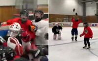 VIDEO: Detskí hokejisti vybuchli od radosti z postupu Slovákov do semifinále. Lietali hokejky aj rukavice
