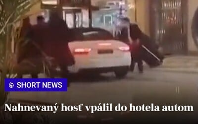 VIDEO: Do hotelovej haly vošiel autom. Hosť v Šanghaji sa chcel pomstiť zamestnancom