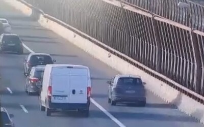 VIDEO: Drzú šoférku si v Bratislave všimli policajti, keď arogantne predbiehala kolónu po krajnici. Rovno jej zhabali vodičák
