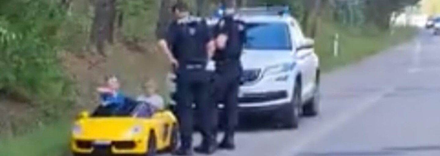 VIDEO: Dva malí školáci si vyjeli v elektrickém autíčku na Starou dálnici v Brně. Zastavila je policie