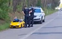 VIDEO: Dva malí školáci si vyjeli v elektrickém autíčku na Starou dálnici v Brně. Zastavila je policie