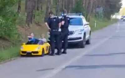 VIDEO: Dva malí školáci si vyjeli v elektrickém autíčku na Starou dálnici v Brně. Zastavila je policie