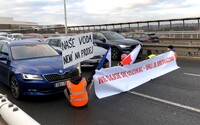 VIDEO: Ekologičtí aktivisté zablokovali Nuselský most, požadovali uzavření dolu Turów