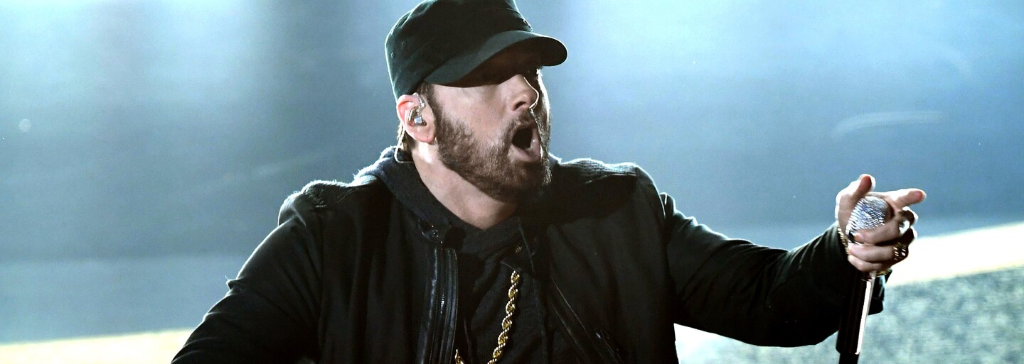 VIDEO: Eminem má slovní přestřelku se svým mladším já. Se Snoop Doggem a Dr. Drem se setkávají v reklamě na Super Bowl