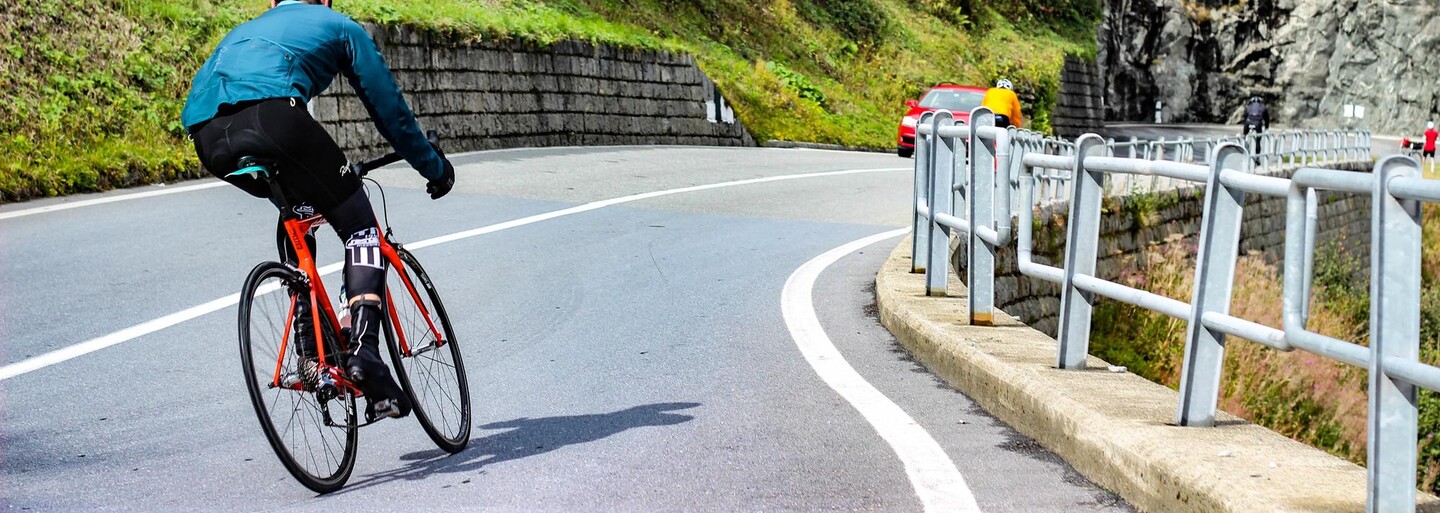 VIDEO: Fanynka držela transparent tak, že do něj cyklista vrazil. Spadl téměř celý peloton