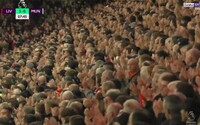 VIDEO: Fanúšikovia Liverpoolu a Manchestru United spoločne potleskom podporili Cristiana Ronalda 