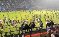 VIDEO: Fanúšikovia sa udusili alebo ich pošliapali. Najmenej 174 obetí obetí si vyžiadali potýčky na futbalovom zápase v Indonézii