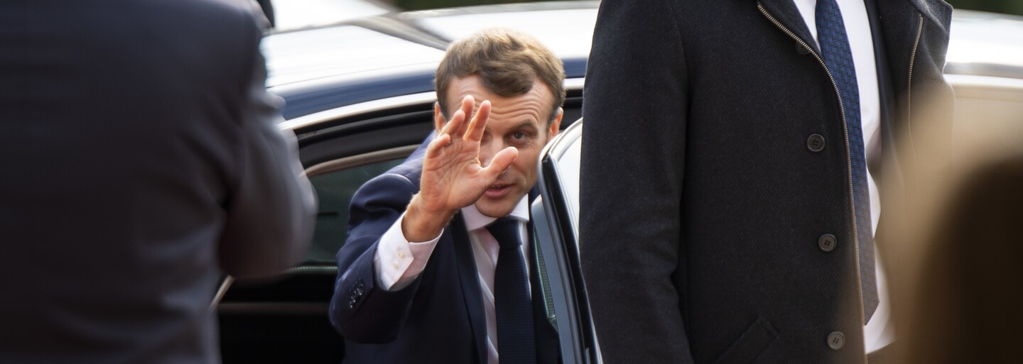 VIDEO: Francouzský prezident Macron dostal na setkání s veřejností facku