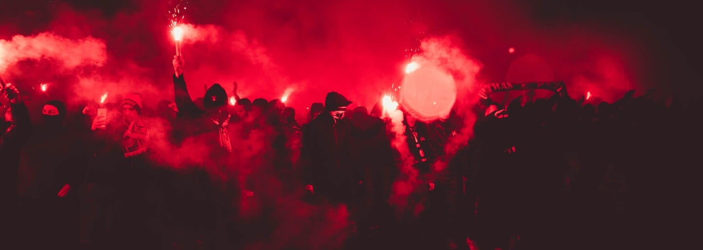 VIDEO: Fotbalisté museli kvůli pandemickým omezením trénovat v 5 ráno. Fanoušci je přišli podpořit ohňostrojem a světlicemi