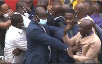 VIDEO: Ghanští poslanci se v parlamentu porvali