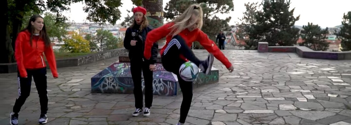 VIDEO: Holky vs. kluci ve fotbale: Kdo je lepší? V Praze jsme se lidí zeptali, co si myslí o ženském fotbalu